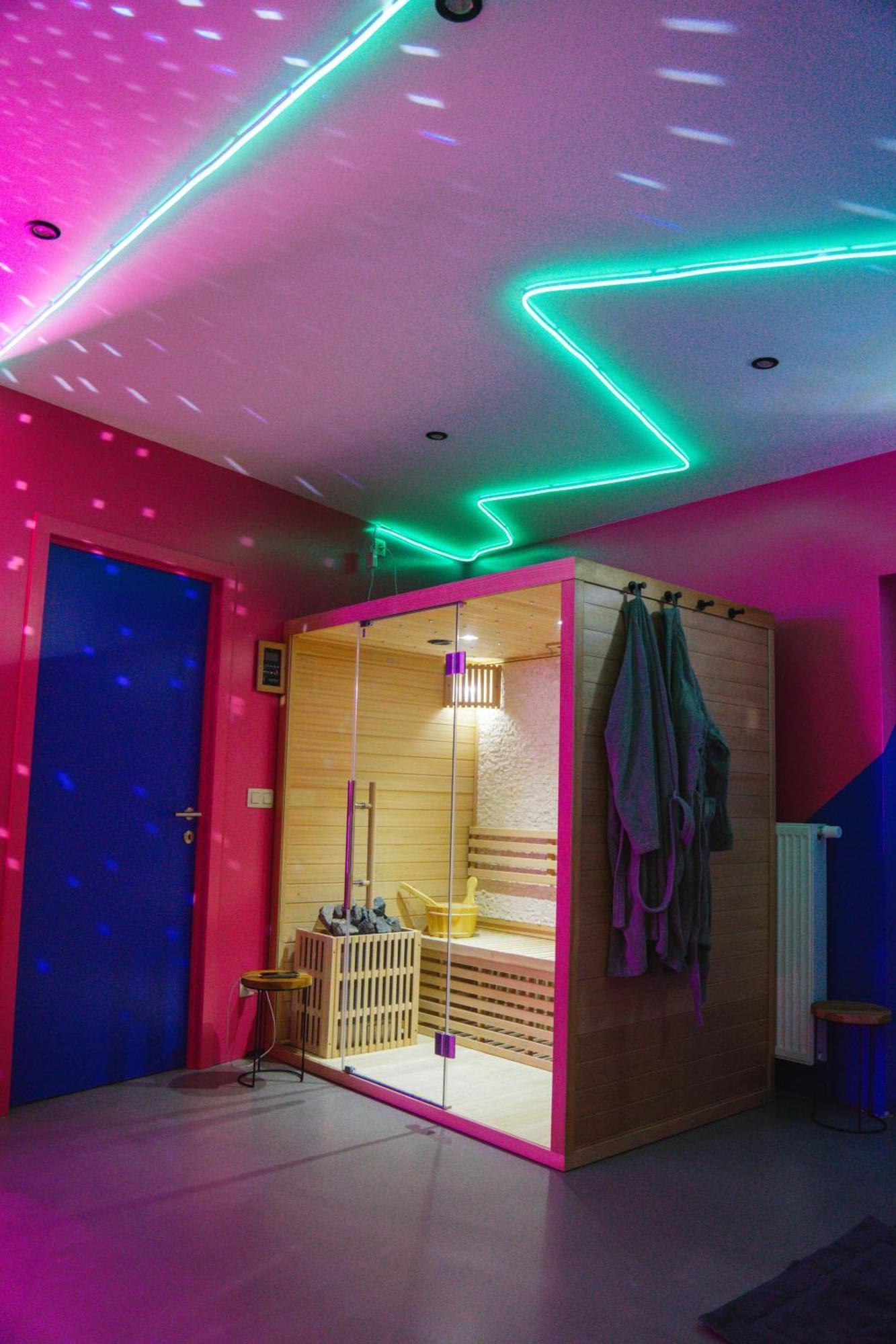 Capsule Boogie-Woogie - Jacuzzi - Sauna - Billard - Jeux - Ecran Geant - Filet Suspendu - Netflix La Louviere Exterior photo