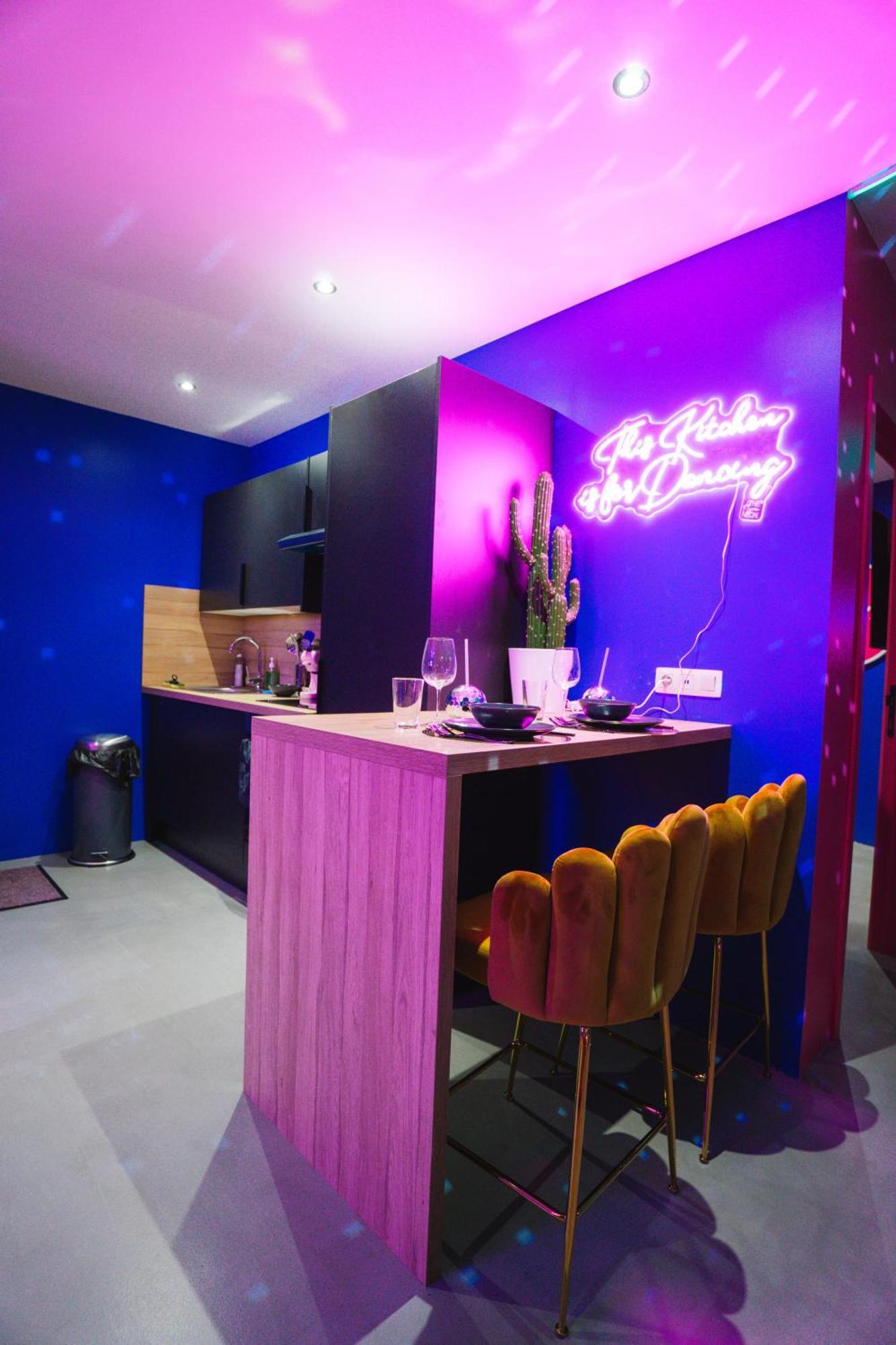 Capsule Boogie-Woogie - Jacuzzi - Sauna - Billard - Jeux - Ecran Geant - Filet Suspendu - Netflix La Louviere Exterior photo