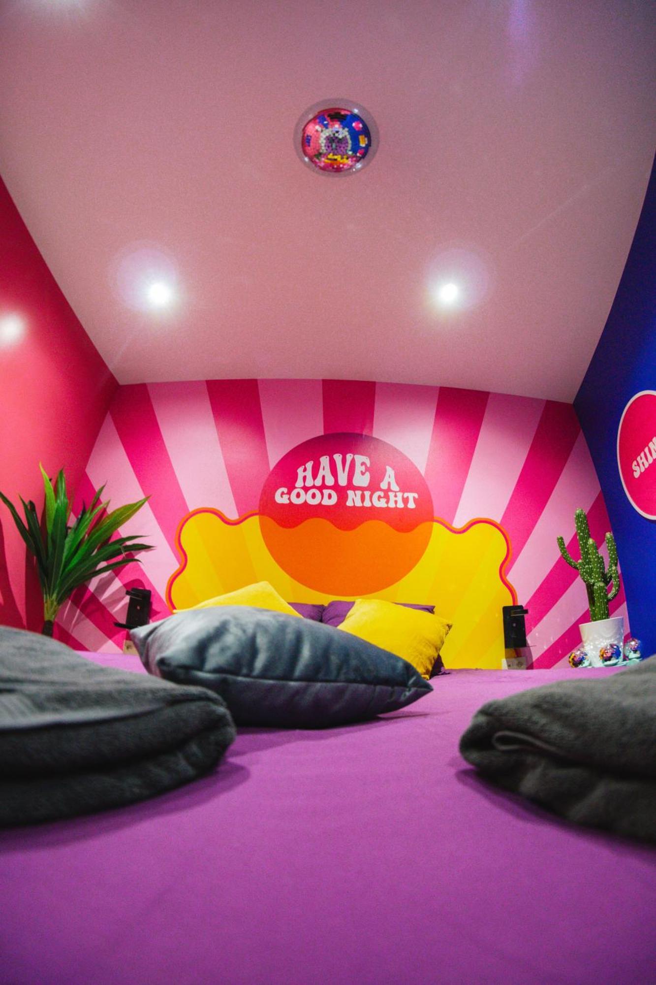 Capsule Boogie-Woogie - Jacuzzi - Sauna - Billard - Jeux - Ecran Geant - Filet Suspendu - Netflix La Louviere Exterior photo