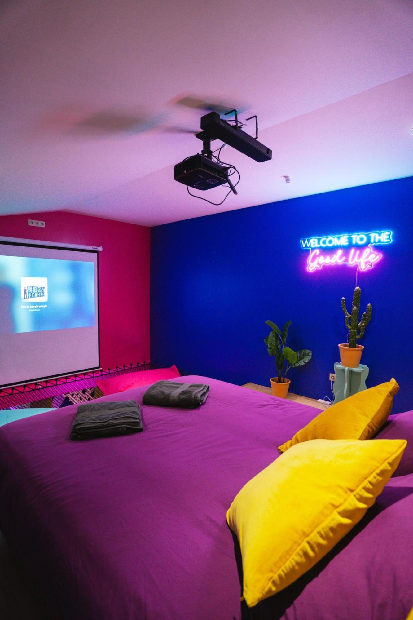 Capsule Boogie-Woogie - Jacuzzi - Sauna - Billard - Jeux - Ecran Geant - Filet Suspendu - Netflix La Louviere Exterior photo