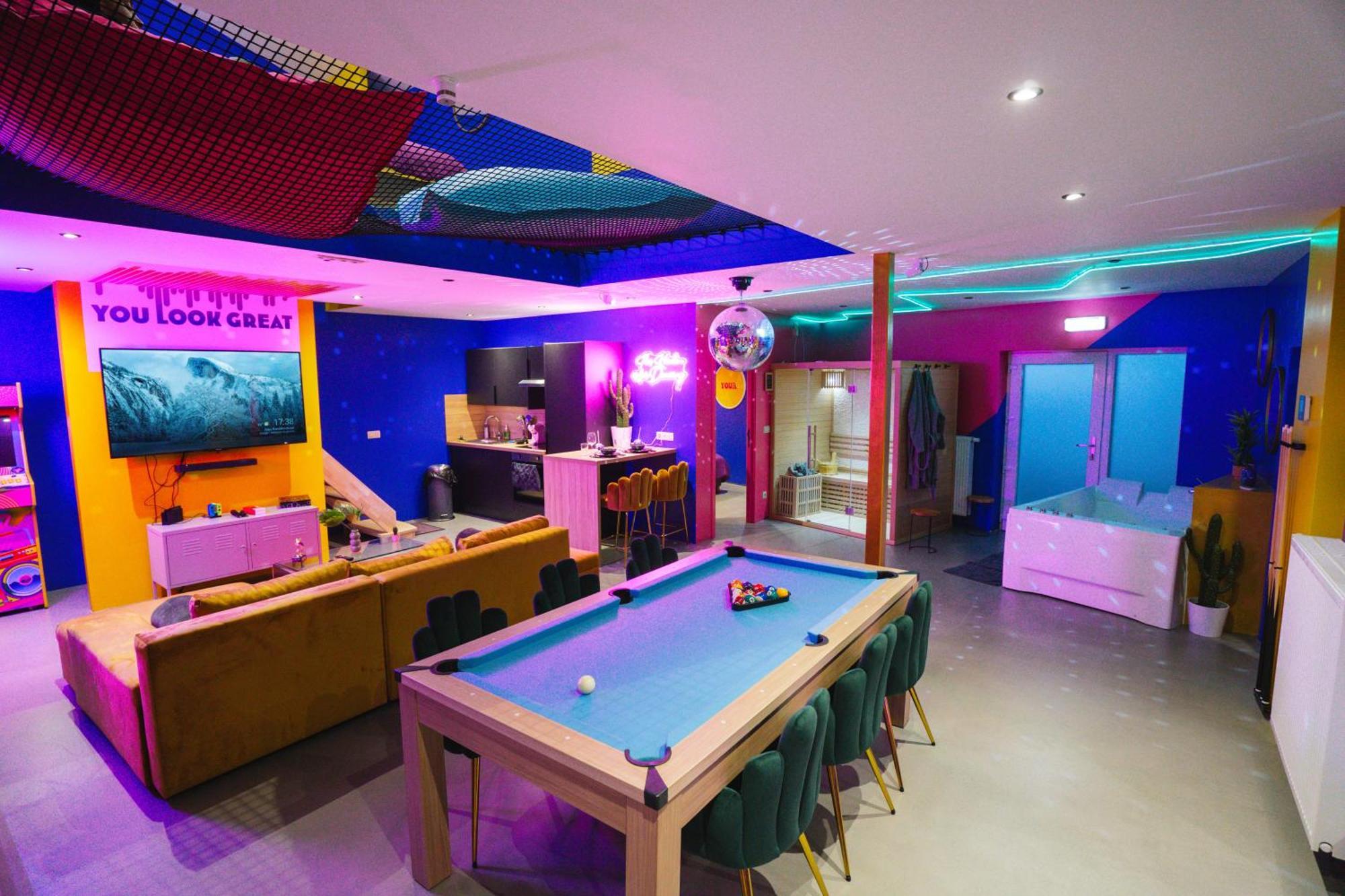 Capsule Boogie-Woogie - Jacuzzi - Sauna - Billard - Jeux - Ecran Geant - Filet Suspendu - Netflix La Louviere Exterior photo