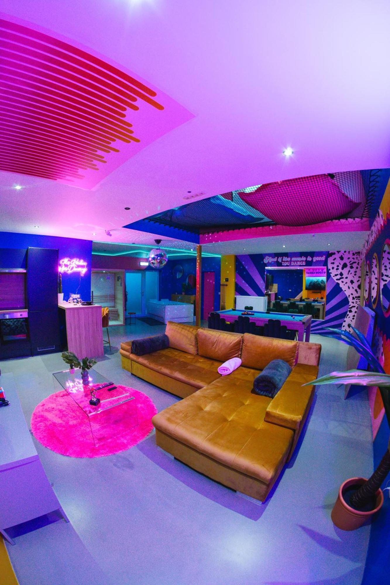 Capsule Boogie-Woogie - Jacuzzi - Sauna - Billard - Jeux - Ecran Geant - Filet Suspendu - Netflix La Louviere Exterior photo