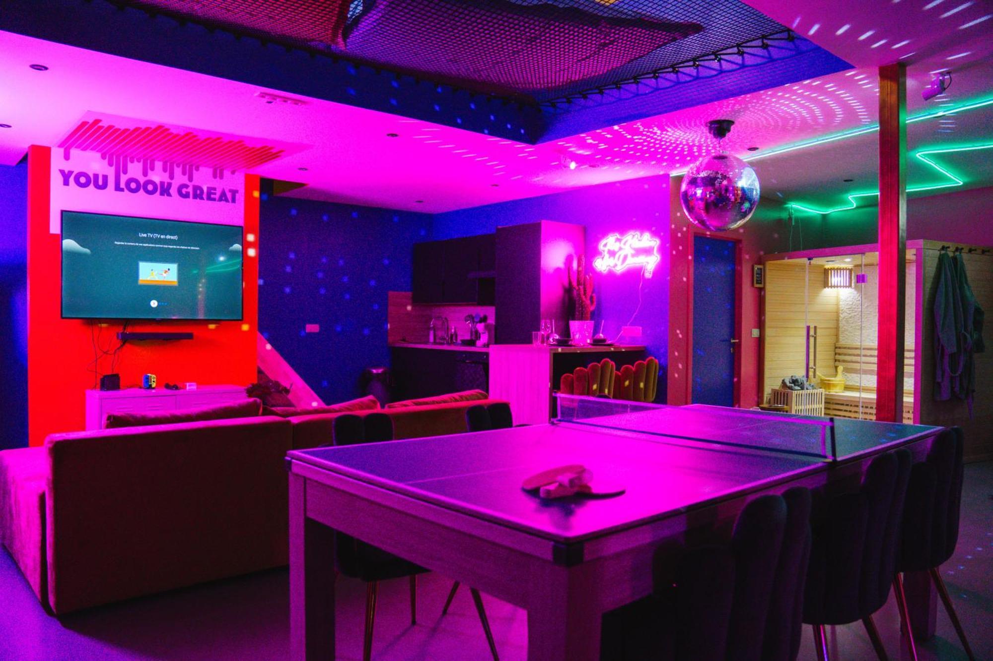 Capsule Boogie-Woogie - Jacuzzi - Sauna - Billard - Jeux - Ecran Geant - Filet Suspendu - Netflix La Louviere Exterior photo