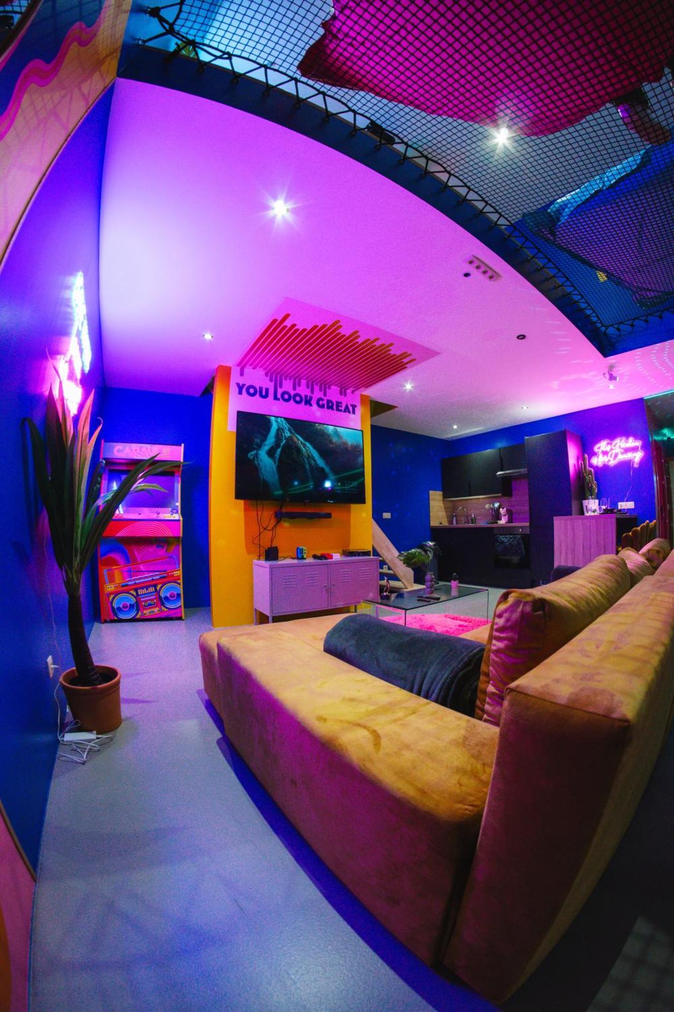 Capsule Boogie-Woogie - Jacuzzi - Sauna - Billard - Jeux - Ecran Geant - Filet Suspendu - Netflix La Louviere Exterior photo
