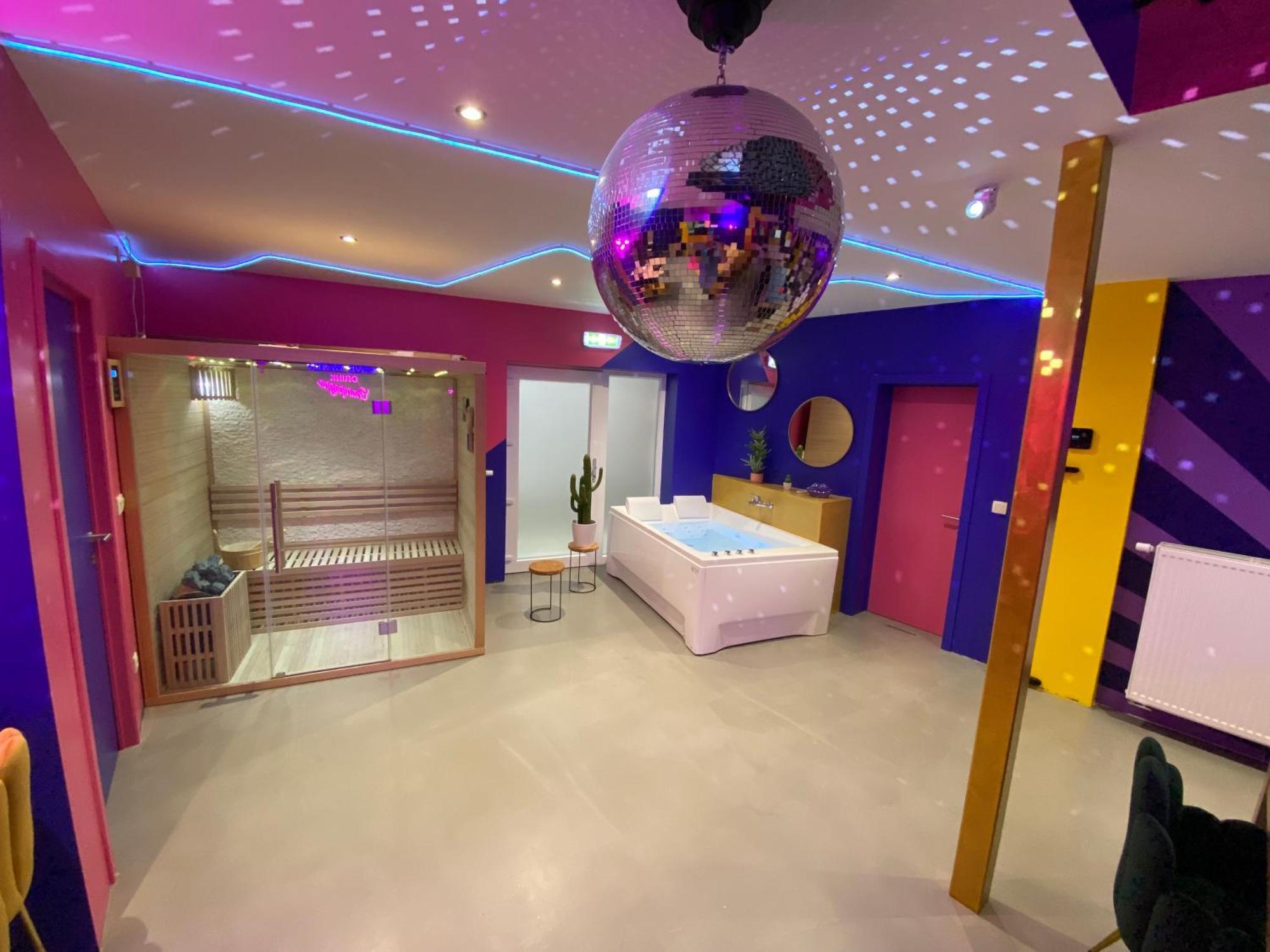 Capsule Boogie-Woogie - Jacuzzi - Sauna - Billard - Jeux - Ecran Geant - Filet Suspendu - Netflix La Louviere Exterior photo